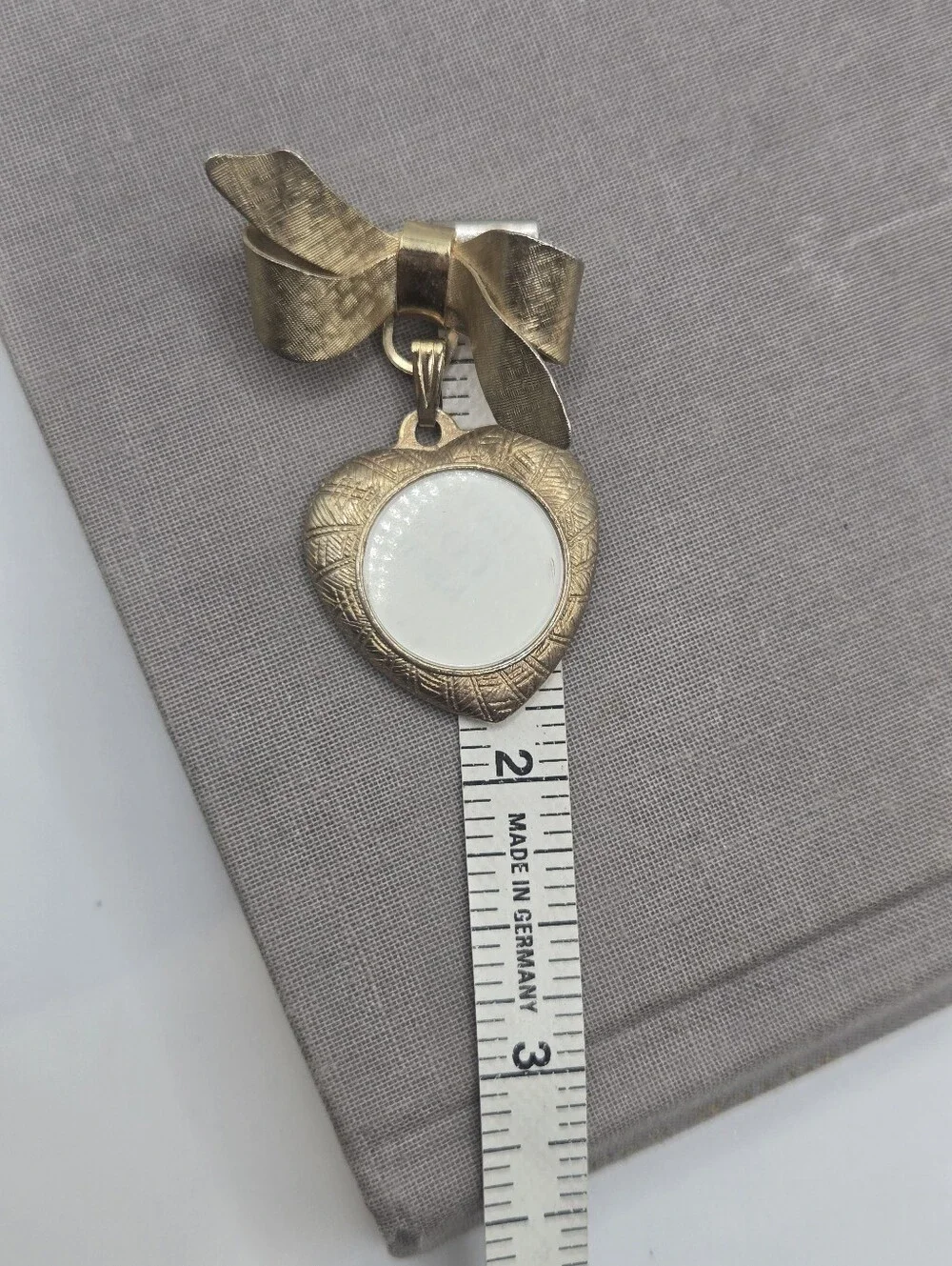 Vintage Gold Dangling Heart Bow Photo Brooch Pin VTG PTL Locket Shape Romantic